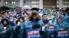 Protestatari sud-coreeni la un miting pentru demiterea președintelui, care a introdus pentru scurt timp legea marțială. Seul, 5 decembrie 2024. 