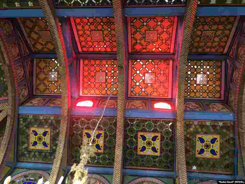 Намунаи кошикориҳои дохили қасри Ситораи Моҳихосса бо мавод ва шеваи аврупоӣ, русӣ, ҷопонӣ, чинӣ сохта шудааст