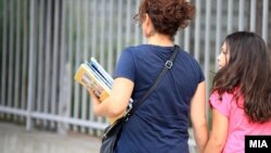 Архивска фотографија- мајка и дете одат на училиште