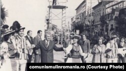 15 septembrie 1978 - Deschiderea anului școlar era parte importantă a ritualului propagandistic ceaușist. Aici în vizita de lucru în județul Cluj, deschide anul școlar 1978-1979. Sursa: comunismulinromania.ro