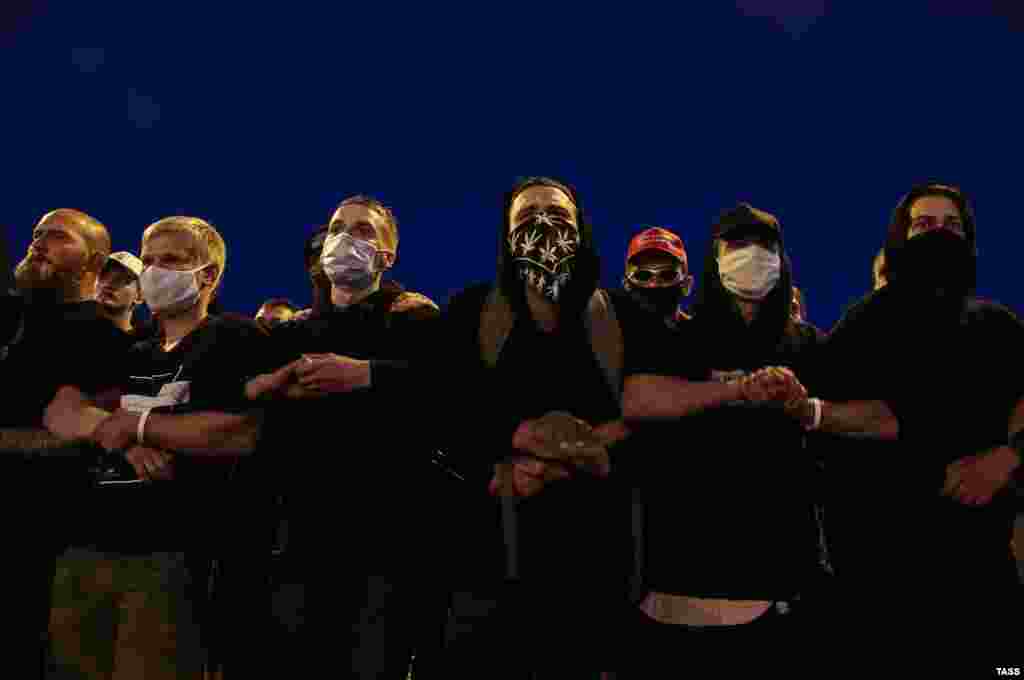 Минскіде наразылық акциясына шыққандар білек айқастырып, "Зорлық-зомбылыққа жол жоқ! Біз біргеміз!" деген жазуы бар плакат ұстап, Кальварский көшесіндегі жолды жауып тұрды. Полиция жасағы оларға резеңке оқ жаудырды.