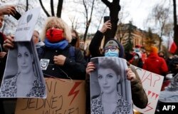 Tot mai mulți politicieni populiști interzic sau limitează avortul la cererea unor grupuri cu conotații religioase. În fotografia de față, mai multe femei participă la un protest la Varșovia, Polonia, în semn de sprijin față de o poloneză pe nume Iza, care ar fi murit după ce nu a putut renunța la o sarcină periculoasă, 6 noiembrie 2021.