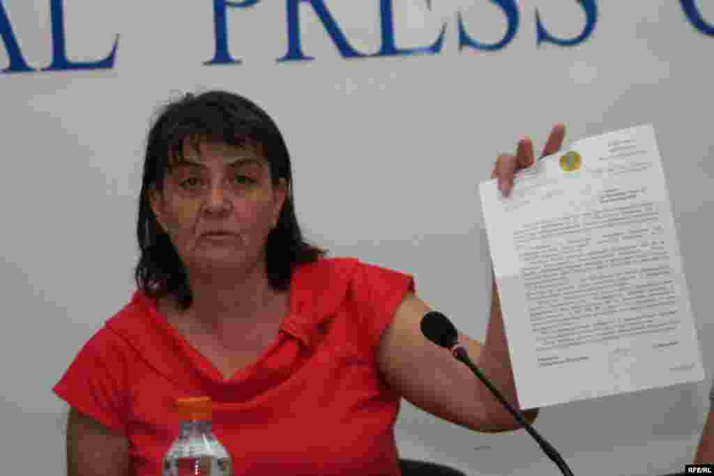 Малхаз Цоцорияның әйелі - Марийка Цоцория. - Марийка Цоцория -  «Казатомпром» компаниясының тұтқындалған вице-президенті Малхаз Цоцорияның әйелі баспасөз- мәслихатында. Алматы, 24 маусым, 2009 жыл.