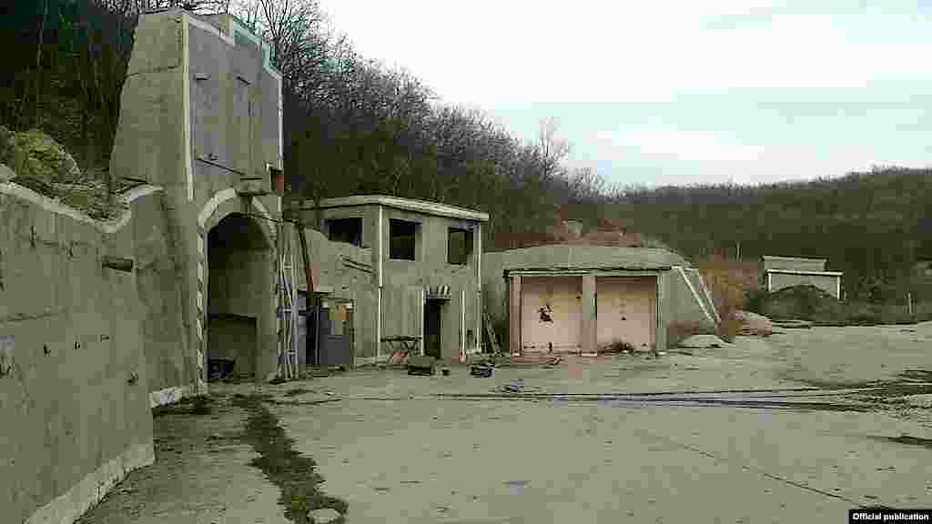 Так званий &laquo;Об'єкт 100&raquo; був вельми популярний у туристів. Із нещодавніх пір відвідувачів до бункеру більше не пускають. На об'єкті з'явився напис: &laquo;Заборонена зона, військовий об'єкт Міністерства оборони Росії&raquo;. За словами місцевих жителів, за рік &laquo;Об'єкт 100&raquo; був відновлений із руїн і перетворений на повноцінну військову базу з системою протикорабельних ракет 