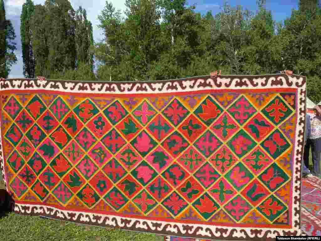 Өлкөнүн жети дубанынан 500дөй уз келип 2000ден ашык шырдак, 500дөй алакийиз көргөзмөгө коюлду.