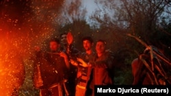 Izbeglice i migranti se greju na vatri u kampu Vučjak kod Bihaća, za koji predstavnici međunarodne zajednice i nevladine organizacije traže da se zatvori