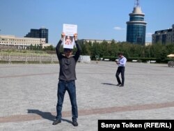 Мұрат Мұсабаев биліктен "саяси тұтқындарды" босатуды талап етіп тұр. 26 тамыз 2019 жыл.