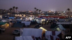 Peste 1,5 milioane de refugiați palestinieni se află în orașul Rafah, unde trăiesc în corturi și condiții precare.