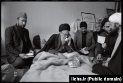 آیت‌الله شریعتمداری در حلقه مقلدان و هوادارانش