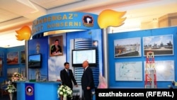 Aşgabatda geçirilen halkara nebit-gaz sergisinde düşürilen surat. Arhiw suraty. 