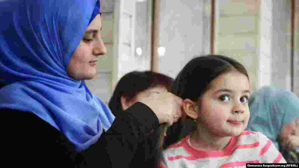 Дружина Ферата Сайфуллаєва (фігурант севастопольського &laquo;справи Хізб ут-Тахрір&raquo;) Ельзара з дочкою Адиле розповіла про недавнє побачення з чоловіком: &laquo;Він в колонії вивчив англійську мову вже&raquo;. Ферат був засуджений до п'яти років колонії загального режиму в 2016 році. Правозахисний центр &laquo;Меморіал&raquo; визнав його політв'язнем, переслідуваним у зв'язку з реалізацією права на свободу віросповідання