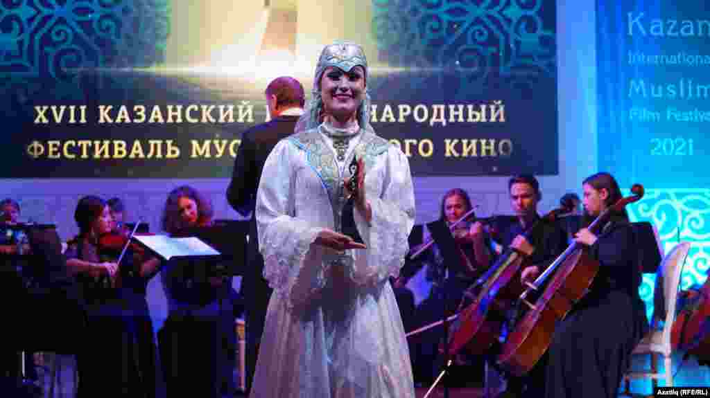 Рәсми ачылышта җиңүчеләргә биреләчәк сыннар тәкъдим итү