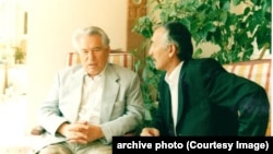 Чыңгыз Айтматов менен Апилмажун Темиралиев.