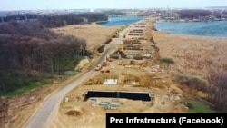 Construcția podului peste râul Cernica a trebuit să țină cont și de restricții de mediu, datorită ariei protejate pe care o traversează.