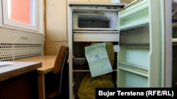 Mbetje indore në një frigorifer të ushqimeve.