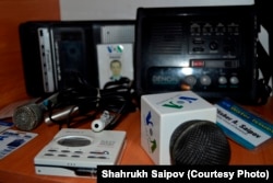 Алишер журналисттик ишмердигинде колдонгон жабдуулар.