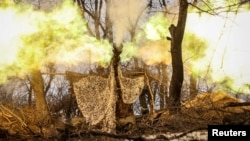 Украинская артиллерия ведет огонь по наступающим российским войскам в Донецкой области. Май 2025 года