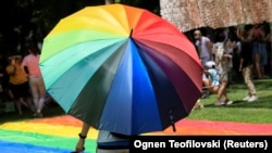 Një person mban një ombrellë me ngjyrat e ylberit gjatë Paradës së Krenarisë - organizim i komunitetit LGBTI, Shkup, Maqedoni e Veriut - Fotografi ilustruese nga arkivi.
