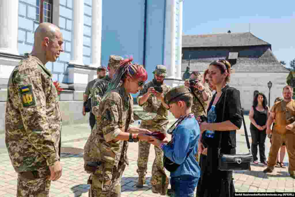 У Міхайлаўскім Залатаверхім саборы Кіева адбылося разьвітаньне з галоўным сяржантам 68-й асобнай егерскай брыгады Узброеных сілаў Украіны Антонам Усоўскім. Падчас разьвітаньня бацькавы ўзнагароды ўручылі ягонаму сыну. Кіеў, жнівень 2023 году