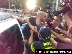 2021 წლის 3 ივნისი, პოლიცია აკავებს ნიკა ფარულავას პროკურატურის შენობასთან, სადაც აქტივისტები ნინოწმინდის პანსიონში სავარაუდო ძალადობისა და სავარაუდო გაუპატიურების საქმესთან დაკავშირებით ამომწურავი ინფორმაციის მიღებას ითხოვდნენ