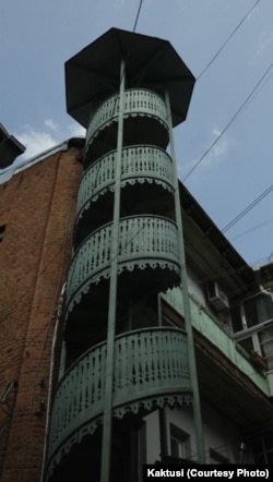 ახალი მშენებლობა ამ სახლის სიახლოვესაა. განახლებული კიბე გადაღებულია 2025 წლის ივნისში.