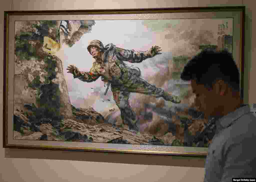 "Баа жеткис өмүрүмдү тартуулайм" деп аталган сүрөт. 2025-жылдын 8-октябры. Москва. Түндүк Корея искусствосунун көргөзмөсү. Бул Орусиянын Украинага каршы согушуна катышкан түндүккореялык аскерлер тартылган айрым сүрөттөрдүн бири.