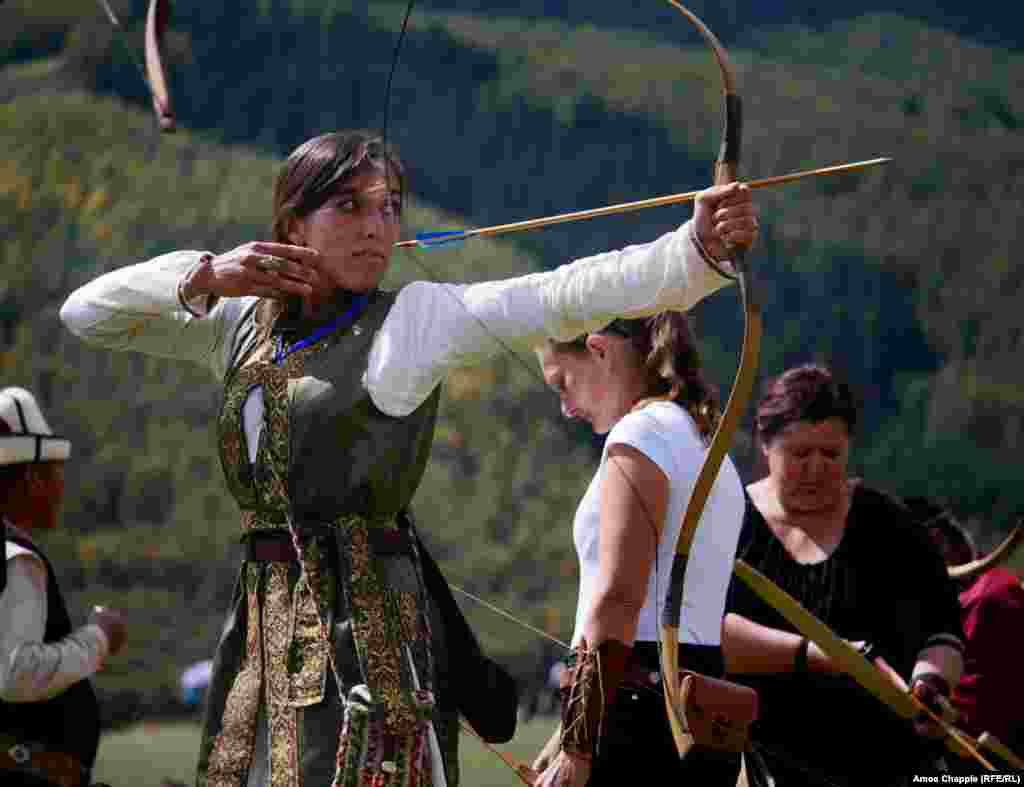 Аялдар арасындагы жаа атуу мелдешинде Наталья Суарез Фридрих жаасын керип жатат. Венгриялык аял Кыргызстанга биринчи жолу келген. Анын айтымында, венгерлер менен кыргыздардын ортосунда окшоштуктар көп экен. "Венгрияны аябай жакшы көрөм, аны таштабайм, бирок боз үйдө жашап, көчмөн катары жашаганды да элестете алам. Балким, бир күнү ошондой болоор" деген Наталья негизи Венгрияда курьердик компанияда иштейт.