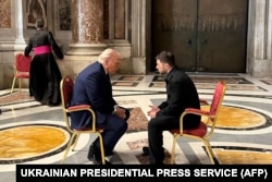 Дональд Трамп и Владимир Зеленский во время их последней встречи в Ватикане 26 апреля на похоронах папы римского Франциска