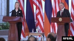 Совместная пресс-конференция госсекретаря США Хиллари Клинтон и министра иностранных дел Армении Эдварда Налбандяна. Ереван, 4 июля 2010 г.  