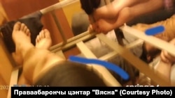 Люди в одной из камер тюрьмы на улице Окрестина