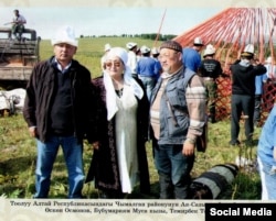 Солдон оңго: тарыхчы Өскөн Осмонов, бакшы Майрамкүл Сармалдакова (Бүбү Мариям) жана журналист Темирбек Токтогазиев Тоолуу Алтайда. 2010.