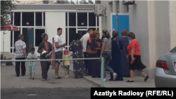 Illýustrasiýa suraty. Aşgabatda bir döwlet dükanynyň öňünde emele gelen azyk nobaty.