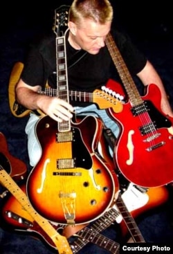 Кожная гітара — як жонка