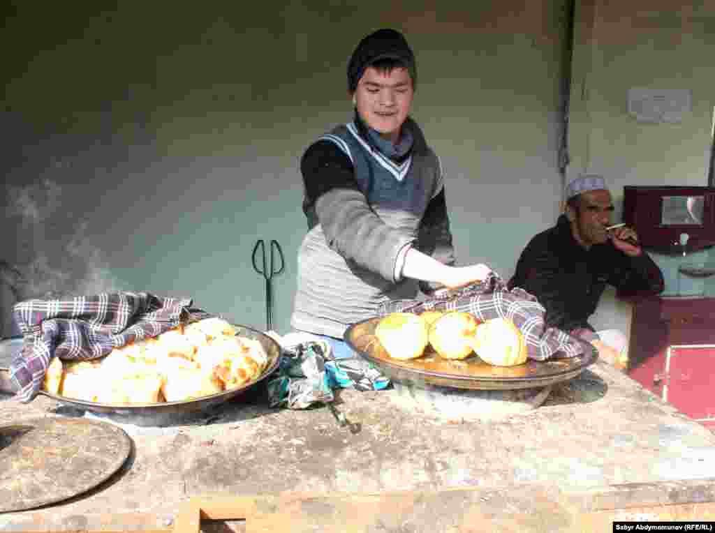 Самсы за 35 сомов - местный фастфуд, крайне удобный для "заправки" челнока.