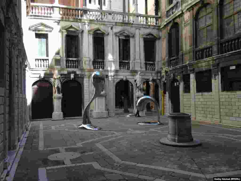 Скульптуры Саймона Ма во дворе венецианской консерватории