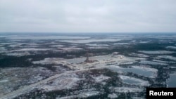 Нефтяное месторождение в Западной Сибири, разрабатываемое российской компанией "Лукойл". Октябрь 2014 года.