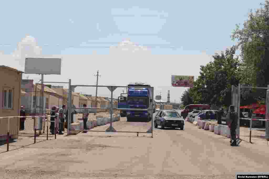 Процесс делимитации кыргызско-узбекской границы начался в 2000 году. С тех пор из 1378 километров границы уточнено 1007. На фото -&nbsp;КПП "Достук" на границе Кыргызстана и Узбекистана в нескольких минутах езды от Оша. 