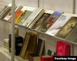 ერთ-ერთი თარო ეროვნული სტენდიდან