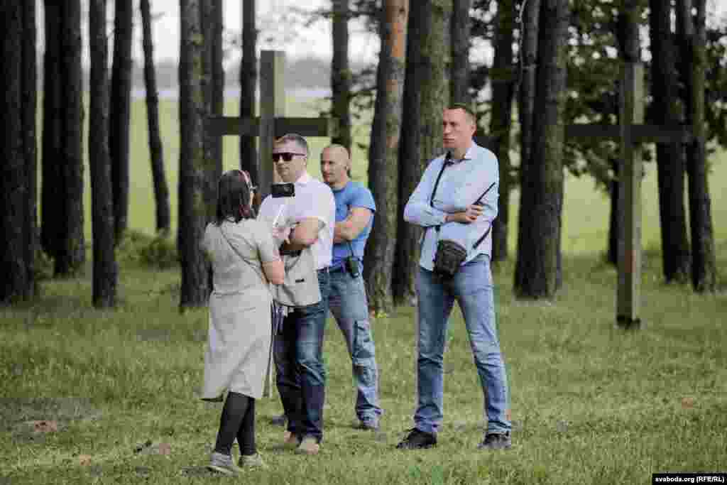 Грамадзкая актывістка Натальля Гарачка здымае на тэлефон назіраючых за мітынгам прадстаўнікоў міліцыі (намесьнік начальніка УУС Менскага аблвыканкама - кіраўнік міліцыі грамадзкай бясьпекі палкоўнік міліцыі Віталь Казлоў; намесьнік кіраўніка міліцыі грамадскай бясьпекі УУС Мікалай Максімовіч). На мітынгу таксама быў заўважаны кіраўнік упраўленьня аховы правапарадку ГУАПП МГБ МУС Рэспублікі Беларусь Дзьмітрый Кур'ян.