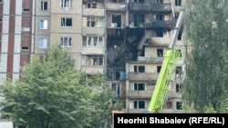 Urmările unui atac rusesc cu drone asupra unui cartier din Kiev. 