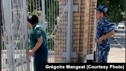 Фотография, сделанная швейцарским адвокатом Гульнары Каримовой у ворот женской колонии. 18 июля 2019 года.
