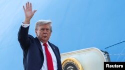 Президентът на САЩ Доналд Тръмп се качва на борда на Air Force One при заминаването си за Аляска, за да се срещне с руския президент Владимир Путин, 15 август 2025 г.