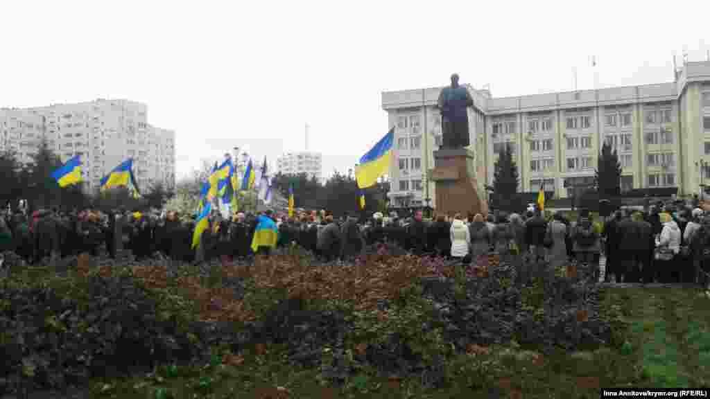 У Севастополі учасники святкового мітингу також зібралися біля пам'ятника Шевченку. Тут читали вірші, співали український гімн і говорили про неприпустимість військових дій. Через півгодини після початку заходу, крім українських прапорів, з'явилися російські, не обійшлося без сутичок. Але українські пісні ще звучали того дня у сквері імені Тараса Шевченка