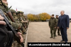 Российский глава Крыма Сергей Аксенов с бойцами подконтрольного ему частного военного формирования «БАРС-Крым», 28 октября 2025 года