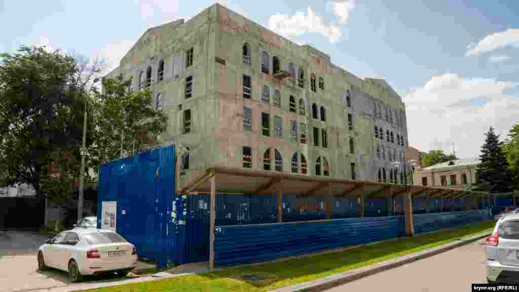 По сусідству з будівлею російського парламенту Криму як і раніше зяють порожнечами вікна в бетонній будівлі недобудованого Центру дитячого театрального мистецтва, який з'явився на місці знесеного лялькового театру