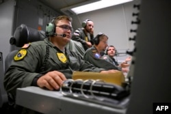 Операторы разведки НАТО работают за компьютерами на борту самолёта дальнего радиолокационного обнаружения и управления (AWACS) во время полёта в воздушном пространстве Польши в рамках новой миссии альянса Eastern Sentry 19 сентября 2025 года