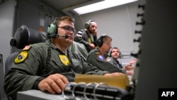 NATO-ovi operateri za nadzor rade na računarima u avionu za nadzor tokom leta iznad poljskog vazdušnog prostora u okviru nove misije Alijanse "Istočna straža" 19. septembra.