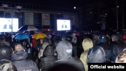 Граѓани го следат обраќањето на претседателот на СДСМ Зоран Заев на трибина „Вистината за Македонија“ во Универзалната сала во Скопје.