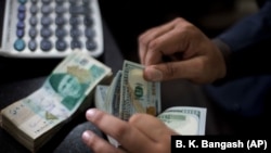 پاکستان کې د مې پر ۱۱مه د بانک کې دننه د یو امریکايي ډالر ارزښت ۲۹۹ روپیو ته لوړ شو ــ انځور له ارشيفه