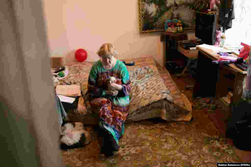 Маргарита Фазлиева посреди спальни.